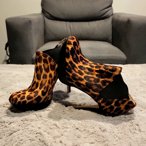 Women's INC International Concepts Leopard MuBoots(Excellent Condition) Size 7.5 - Picture 3 of 4